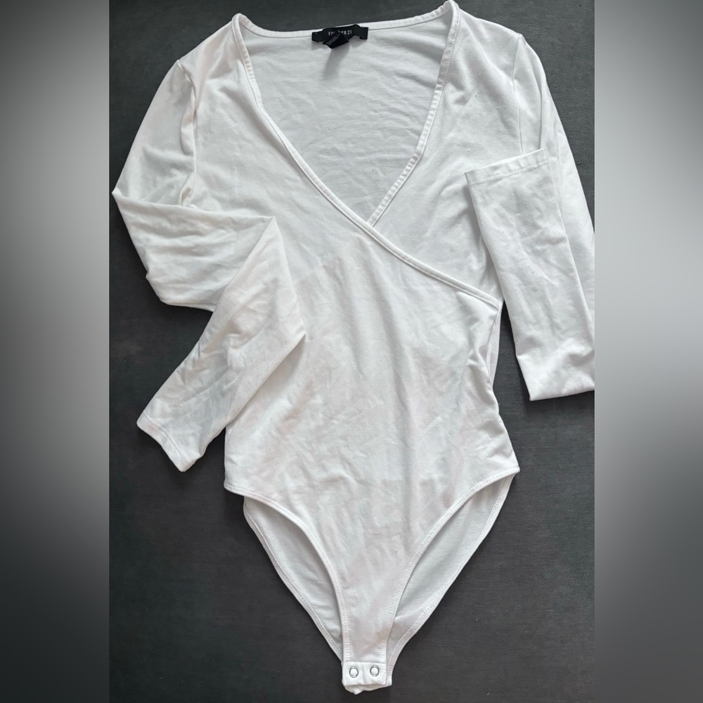 🍑FOREVER 21 Longsleeve Cute White V-Neck Bodysuit